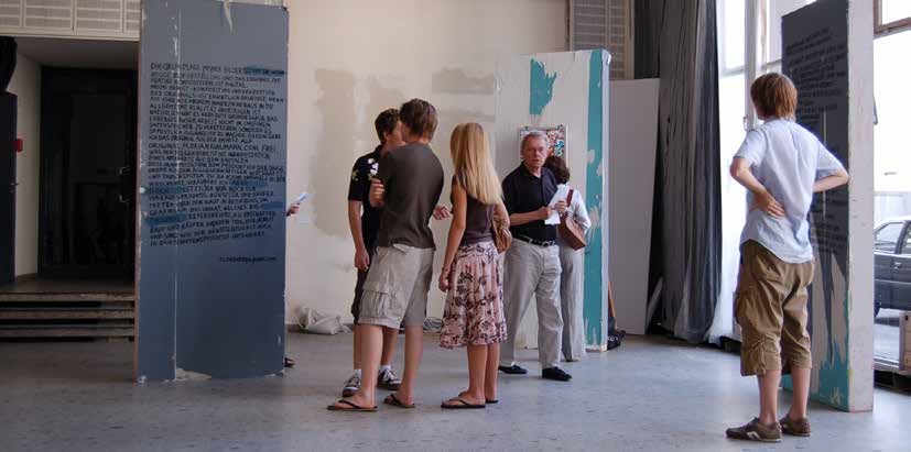 KHM 2006 — visitors reading the painted panels