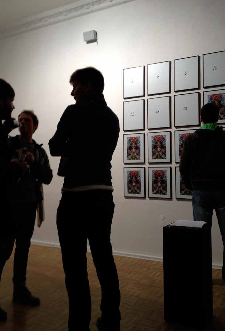 km.temporaer Berlin 2012 — audience in front of the grid during the happening